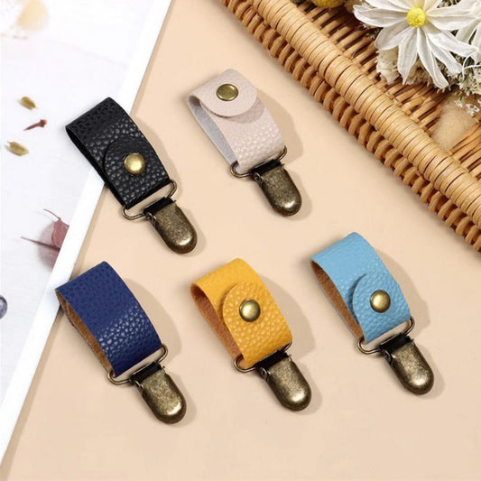 This is a PU Leather strap that clip on your bag and the it has a clip that holds you hat. This hat clip image show all 5 product colours available including black, beige, light blue, yellow and navy blue.
